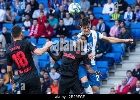 Barcelone. 1 mars 2020. Bernado Espinosa (R) du RCD Espanyol rivalise lors d'un match de ligue espagnole entre le RCD Espanyol et l'Athletico Madrid à Barcelone, Espagne, le 1er mars 2020. Crédit: Joan Gosa/Xinhua/Alay Live News Banque D'Images
