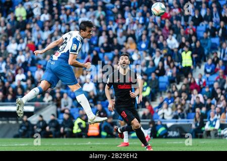 Barcelone. 1 mars 2020. Bernado Espinosa (L) du RCD Espanyol dirige la balle lors d'un match de ligue espagnole entre le RCD Espanyol et l'Athletico Madrid à Barcelone, Espagne, le 1er mars 2020. Crédit: Joan Gosa/Xinhua/Alay Live News Banque D'Images