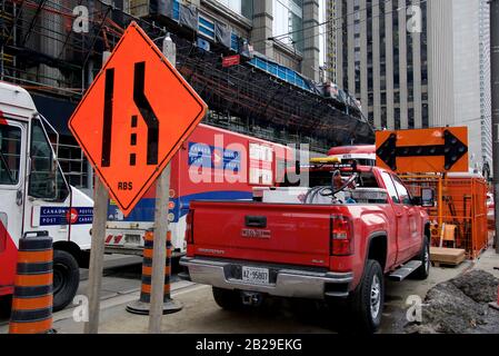 panneau d'avertissement sur la construction de routes Banque D'Images