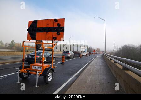 Construction de routes avec panneau de direction Banque D'Images