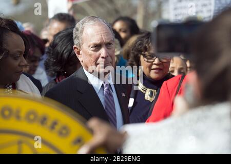 Selma, al, États-Unis. 1 mars 2020. Célébrant le 55ème anniversaire de la "bloody SundayÃ civil rights march à travers le pont Edmund Pettus. Photo: Le candidat démocrate à la présidence Mike Bloomberg marche avec les organisateurs de droits civils crédit: Robin Rayne/ZUMA Wire/Alay Live News Banque D'Images