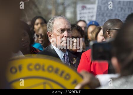 Selma, al, États-Unis. 1 mars 2020. Célébrant le 55ème anniversaire de la "bloody SundayÃ civil rights march à travers le pont Edmund Pettus. Photo: Le candidat démocrate à la présidence Mike Bloomberg marche avec les organisateurs de droits civils crédit: Robin Rayne/ZUMA Wire/Alay Live News Banque D'Images