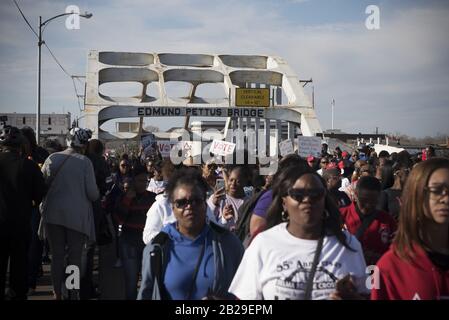 Selma, al, États-Unis. 1 mars 2020. Célébrant le 55ème anniversaire de la marche des droits civiques du ''˜Bloody Sunday' à travers le pont Edmund Pettus. Crédit: Robin Rayne/Zuma Wire/Alay Live News Banque D'Images