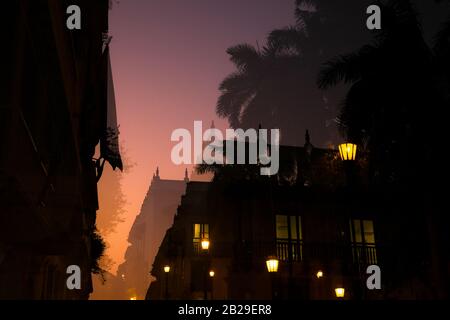 Double exposition de palmiers et un bâtiment au coucher du soleil, Cartagena, Colombie Banque D'Images