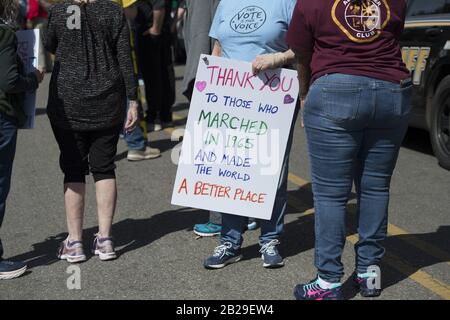 Selma, al, États-Unis. 1 mars 2020. Célébrant le 55ème anniversaire de la "bloody SundayÃ civil rights march à travers le pont Edmund Pettus.Photo: Les marcheurs s'alignent avec des signes avant le ro mars à travers le pont crédit: Robin Rayne/ZUMA Wire/Alay Live News Banque D'Images