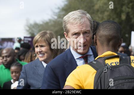 Selma, al, États-Unis. 1 mars 2020. Célébrant le 55ème anniversaire de la "bloody SundayÃ civil rights march à travers le pont Edmund Pettus. Photo" la candidature présidentielle Tom Steyer parle de sécurité avant mars crédit: Robin Rayne/ZUMA Wire/Alay Live News Banque D'Images