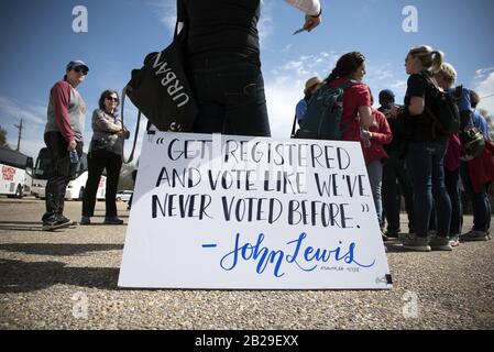 Selma, al, États-Unis. 1 mars 2020. Célébrant le 55ème anniversaire de la marche des droits civiques du ''˜Bloody Sunday' à travers le pont Edmund Pettus. Crédit: Robin Rayne/Zuma Wire/Alay Live News Banque D'Images