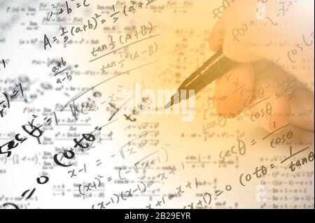 Une note pleine de formules mathématiques. Concept d'éducation Banque D'Images