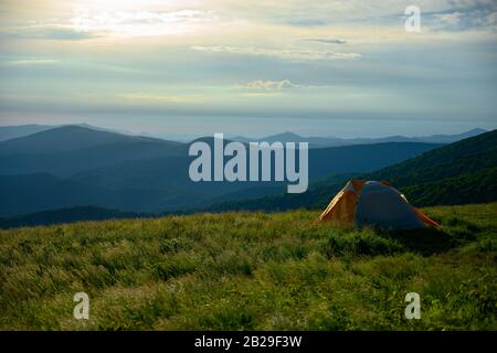 Un Seul Tente Se Dresse Au Sommet De Grassy Field Mountain Dans Les Montagnes Blue Ridge Banque D'Images