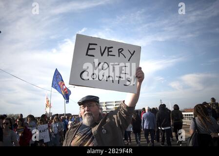 Selma, al, États-Unis. 1 mars 2020. Célébrant le 55ème anniversaire de la marche des droits civiques du ''˜Bloody Sunday' à travers le pont Edmund Pettus. Crédit: Robin Rayne/Zuma Wire/Alay Live News Banque D'Images