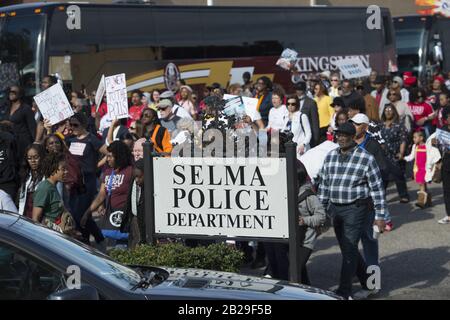 Selma, al, États-Unis. 1 mars 2020. Célébrant le 55ème anniversaire de la marche des droits civils de Bloody SundayÃ à travers la ville jusqu'au pont Edmund Pettus. Crédit: Robin Rayne/Zuma Wire/Alay Live News Banque D'Images