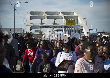 Selma, al, États-Unis. 1 mars 2020. Célébrant le 55ème anniversaire de la marche des droits civils de Bloody SundayÃ à travers la ville jusqu'au pont Edmund Pettus. Crédit: Robin Rayne/Zuma Wire/Alay Live News Banque D'Images