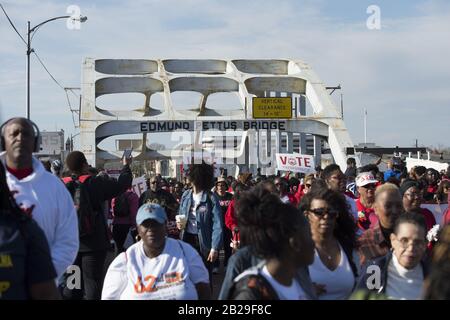 Selma, al, États-Unis. 1 mars 2020. Célébrant le 55ème anniversaire de la marche des droits civiques du ''˜Bloody Sunday' à travers le pont Edmund Pettus. Crédit: Robin Rayne/Zuma Wire/Alay Live News Banque D'Images