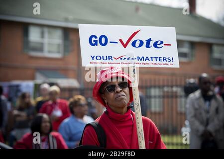 Selma, al, États-Unis. 1 mars 2020. Célébrant le 55ème anniversaire de la "bloody SundayÃ civil rights march à travers le pont Edmund Pettus.Photo: Les marcheurs s'alignent avec des signes avant le ro mars à travers le pont crédit: Robin Rayne/ZUMA Wire/Alay Live News Banque D'Images