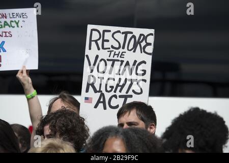 Selma, al, États-Unis. 1 mars 2020. Célébrant le 55ème anniversaire de la "bloody SundayÃ civil rights march à travers le pont Edmund Pettus.Photo: Les marcheurs s'alignent avec des signes avant le ro mars à travers le pont crédit: Robin Rayne/ZUMA Wire/Alay Live News Banque D'Images