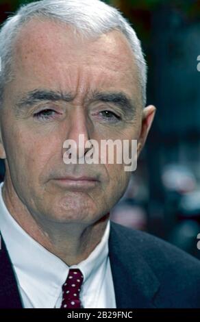 Washington DC, États-Unis, 1996Csar de drogue le général Barry McCaffrey parle avec des journalistes à l'extérieur des studios ABC après sa comparution le dimanche matin parler show Cette semaine crédit: Mark Reinstein/MediaPunch Banque D'Images