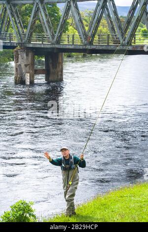 Grantown sur Spey, Highlands, Écosse pêcheurs de saumon sur les rives de la rivière Spey Banque D'Images