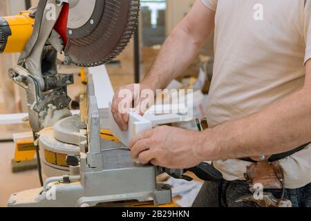 Carpenter working fine monture de scie circulaire. Banque D'Images