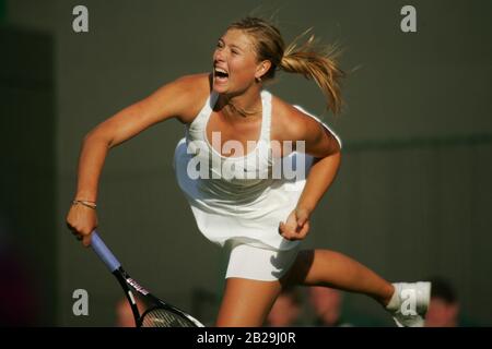 26 juin 2007 - Wimbledon, Royaume-Uni: Course Maria Sharapova pour retourner un coup contre Yung Jan Chan de Chine lors de leur match d'ouverture sur le court #1 à Wimbledon. Sharapova, qui a remporté cinq grands titres de slam et a été l'un des athlètes de messagerie les plus productifs, a annoncé sa retraite du tennis de compétition la semaine dernière. Banque D'Images