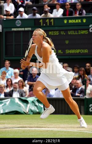 26 juin 2007 - Wimbledon, Royaume-Uni: Course Maria Sharapova pour retourner un coup contre venus Williams, lors de leur quatrième match à Wimbledon. Sharapova, qui a remporté cinq grands titres de slam et a été l'un des athlètes de messagerie les plus productifs, a annoncé sa retraite du tennis de compétition la semaine dernière. Banque D'Images