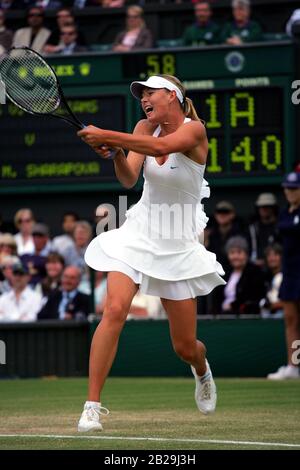 26 juin 2007 - Wimbledon, Royaume-Uni: Maria Sharapova retourne un coup contre venus Williams, lors de leur quatrième match à Wimbledon. Sharapova, qui a remporté cinq grands titres de slam et a été l'un des athlètes de messagerie les plus productifs, a annoncé sa retraite du tennis de compétition la semaine dernière. Banque D'Images
