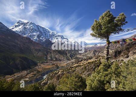 Annapurna Mountain Peak Range vue sur le paysage depuis le parcours de trekking entre Villages de Pisang et de Manang dans les montagnes de l'Himalaya au Népal Banque D'Images