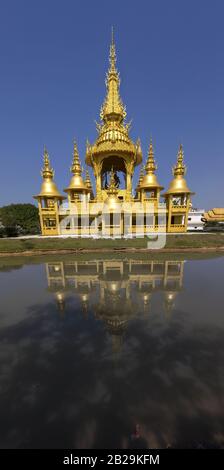 Panorama Vertical Extérieur Du Temple Jaune D'Or Dans Le Célèbre Complexe Bouddhiste Wat Rong Khun, Province De Chiang Rai, Thaïlande Banque D'Images