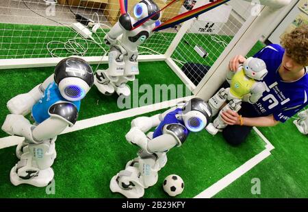 20 février 2020, Saxe, Leipzig: Dans le laboratoire de robot de l'équipe Nao de l'Université des Sciences Appliquées (HTWK), Felix Loos vérifie le jeu d'essai des joueurs de football de robot. L'équipe, qui comprend 20 Bachelor, master et anciens étudiants en informatique, se prépare actuellement à l'ouverture allemande de la Robo Cup à Magdeburg (24.-26.04.2020) et aux championnats du monde de robots intelligents en juin (23.6.-29.06.2020) à Bordeaux (France). L'équipe du robot de Leipzig, qui a déjà remporté plusieurs titres aux Championnats du monde ces dernières années, a l'intention de poursuivre sa série gagnante avec moi Banque D'Images