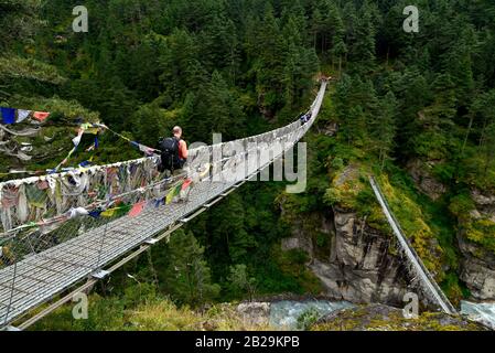 Pont suspendu dans la région himalayenne au Népal Banque D'Images