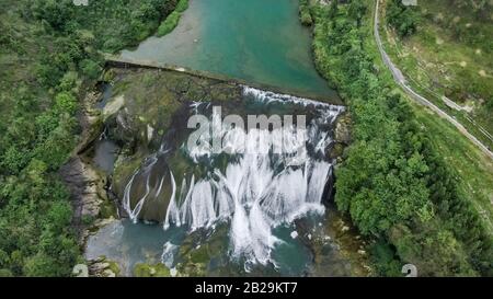 Vue aérienne de la chute d'eau de Doupotang de la cascade Huangguoshu est située sur la rivière Baishui à Anshun, Guizhou. Considéré comme les chutes du Niagara de ch Banque D'Images