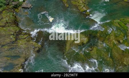 Vue aérienne de la chute d'eau de Doupotang de la cascade Huangguoshu est située sur la rivière Baishui à Anshun, Guizhou. Considéré comme les chutes du Niagara de ch Banque D'Images