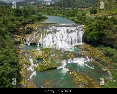 Vue aérienne de la chute d'eau de Doupotang de la cascade Huangguoshu est située sur la rivière Baishui à Anshun, Guizhou. Considéré comme les chutes du Niagara de ch Banque D'Images