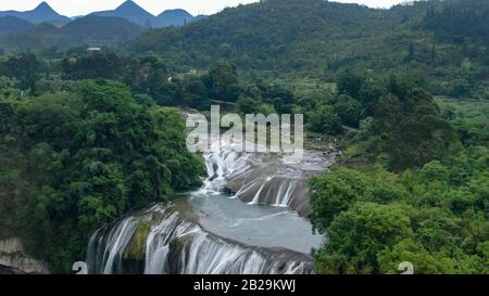 Vue aérienne de la chute d'eau de Doupotang de la cascade Huangguoshu est située sur la rivière Baishui à Anshun, Guizhou. Considéré comme les chutes du Niagara de ch Banque D'Images