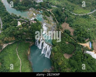 Vue aérienne de la chute d'eau de Doupotang de la cascade Huangguoshu est située sur la rivière Baishui à Anshun, Guizhou. Considéré comme les chutes du Niagara de ch Banque D'Images