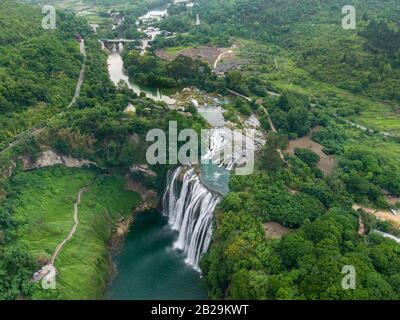 Vue aérienne de la chute d'eau de Doupotang de la cascade Huangguoshu est située sur la rivière Baishui à Anshun, Guizhou. Considéré comme les chutes du Niagara de ch Banque D'Images