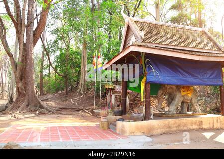 Tombe d'un éléphant blanc une colline artificielle près de la pyramide à sept niveaux Prasat Thom, site du temple de Koh Ker, Cambodge Banque D'Images