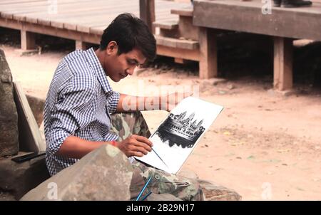 Siem Reap, Cambodge - 10 février 2020: Dessins d'artistes cambodgiens photo en ruines d'Angkor Wat Banque D'Images