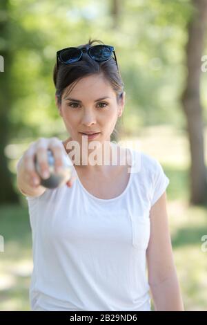 gros plan sur une femme jouant à la pétanque Banque D'Images