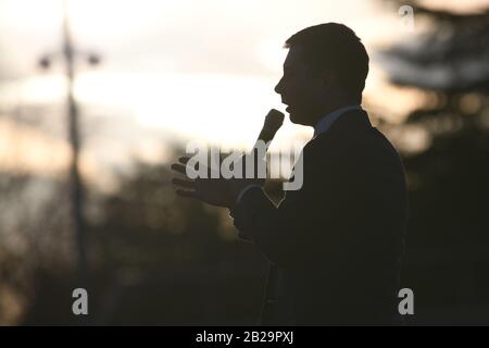 Washington, DC, États-Unis. 23 février 2020. Pete Buttigieg, candidate à la présidence démocratique et ancien maire de South Bend, Indiana, assiste à un rassemblement à l'hôtel de ville d'Arlington, Virginie, États-Unis, le 23 février 2020. L'ancien maire de South Bend, dans l'Indiana, Pete Buttigieg met fin à sa candidature présidentielle, a rapporté dimanche des médias américains. Crédit: Liu Jie/Xinhua/Alay Live News Banque D'Images