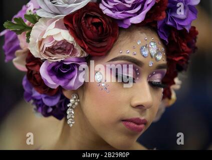 Houston, États-Unis. 1 mars 2020. Un modèle présente le maquillage et l'adresse fantaisie au Big One Quinceanera Expo à Houston, Texas, États-Unis, le 1er mars 2020. Quinceanera est une tradition en Amérique latine qui marque la transition des filles de l'enfance à l'âge adulte. Crédit: Yi-Chin Lee/Xinhua/Alay Live News Banque D'Images