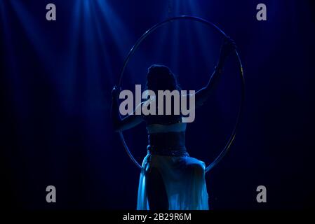 Mumbai / Inde 14 janvier 2020 une femme indienne qui exécute la danse acrobatique de anneau aérien à Mumbai Maharashtra Inde Banque D'Images
