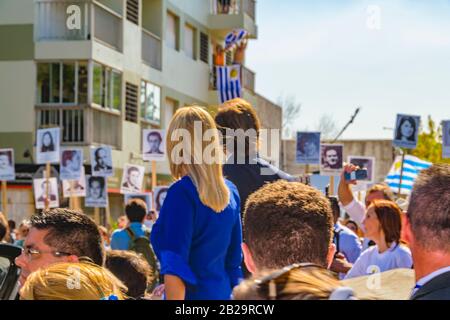 Montevideo, URUGUAY, MARS - 2020 - Nouveau président Luis Lacalle Pou Herrera et vice-président Beatriz Argimon à la parade de l'accession à la fonction Banque D'Images