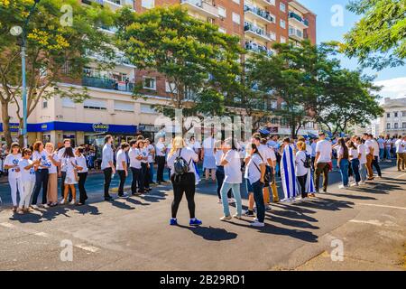 Montevideo, URUGUAY, MARS - 2020 - un jeune militant pour la célébration fait l'hypothèse de Lacalle Pou Herrera comme nouveau président de la république uruguayenne Banque D'Images