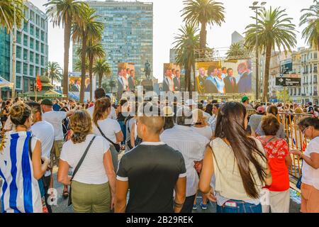 Montevideo, URUGUAY, MARS - 2020 - La Foule à l'occasion de la célébration acte l'hypothèse de Lacalle Pou Herrera comme nouveau président de la république uruguayenne Banque D'Images