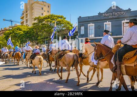 Montevideo, URUGUAY, MARS - 2020 - Pays uruguayens à cheval lors de l'accession à la parade de Lacalle Pou Herrera comme nouveau président d'uruguayen RE Banque D'Images