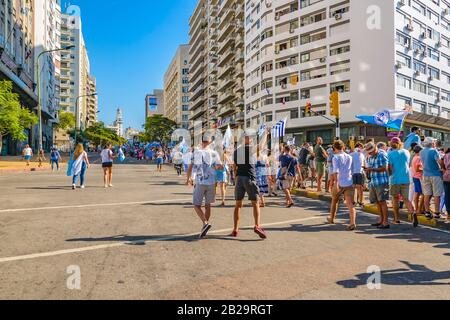 Montevideo, URUGUAY, MARS - 2020 - La Foule à Celebration fait l'hypothèse de Lacalle Pou Herrera comme nouveau président de la république uruguayenne Banque D'Images