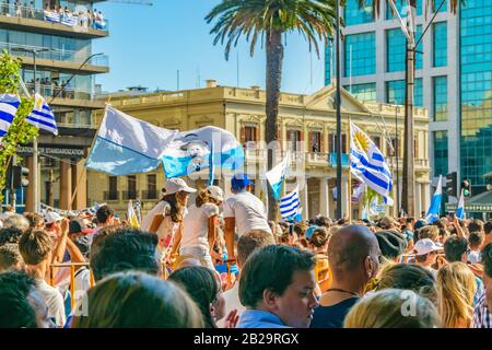 Montevideo, URUGUAY, MARS - 2020 - La Foule à Celebration fait l'hypothèse de Lacalle Pou Herrera comme nouveau président de la république uruguayenne Banque D'Images