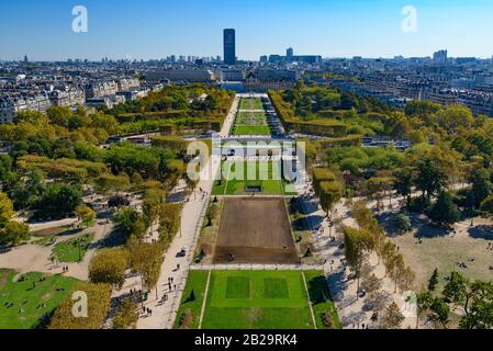 Vue aérienne du parc champ de Mars depuis la Tour Eiffel, Paris, France, Europe Banque D'Images