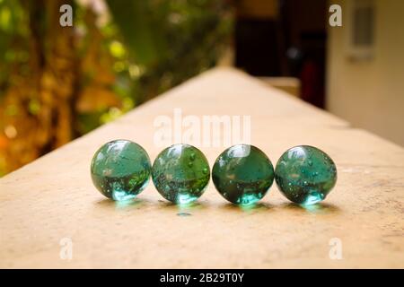 Un verre transparent avec des marbres verts sur le dessus du mur avec un bon fond flou avec un concept créatif et un espace de zone de texte Banque D'Images