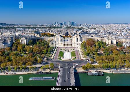 Vue aérienne du Palais de Chaillot, de la Seine et de la ville de Paris depuis la Tour Eiffel, Paris, France, Europe Banque D'Images